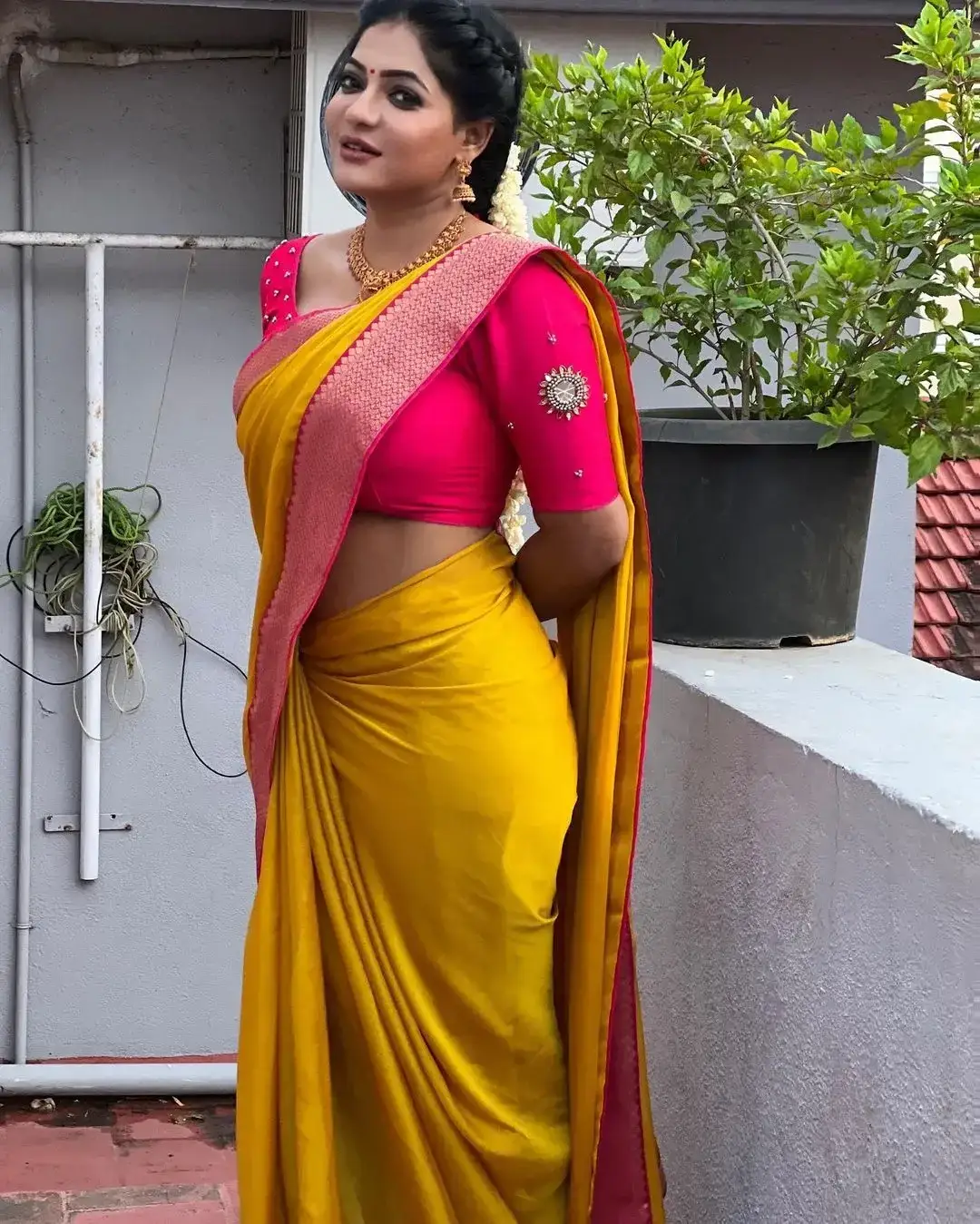 Beautiful Indian Queen Reshma Pasupuleti in Yellow Saree